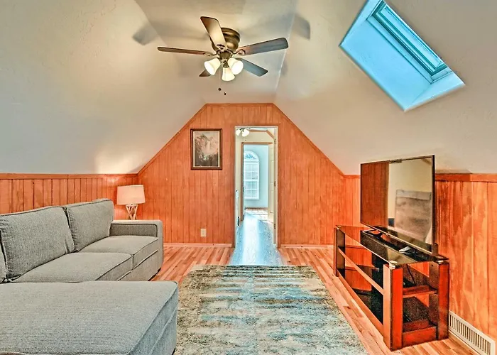 Near Trails, Lakes & Golf: W/ Deck Holiday home *