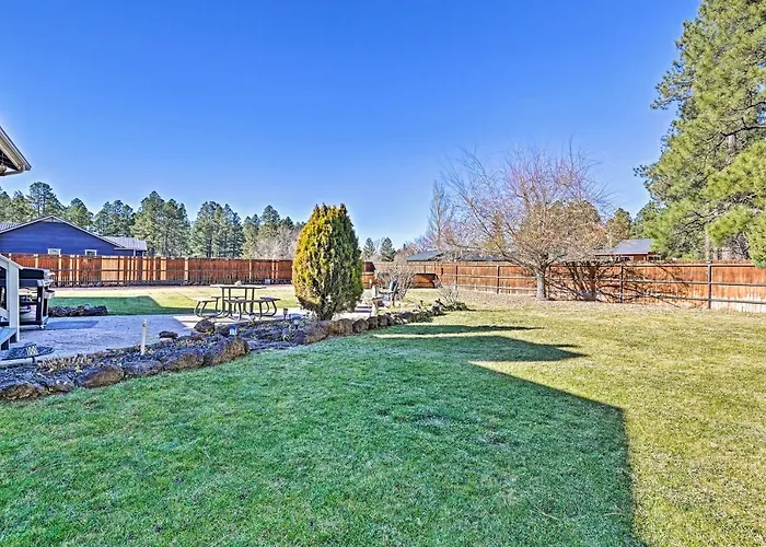 Near Trails, Lakes & Golf: W/ Deck Holiday home *