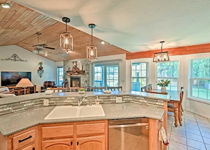 Holiday home Near Trails, Lakes & Golf: W/ Deck *